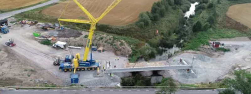 Kranen som lyfte brobalkarna på 30 ton har kapacitet för 400 ton. Foto: Trafikverket