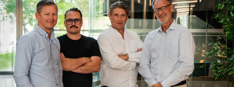 Från vänster; Nicklas Fredlund och Kim Quarnström, grundare av Revolt, Peter Clemedtson, styrelseordförande i Revolt och Hans Ståhl, styrelseledamot i Revolt. Foto: Revolt