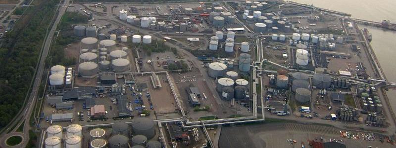 Anläggningen i Göteborgs hamn blir den första i sitt slag som är direkt ansluten till det västsvenska gasnätet. Efter kondensering lagras den flytande biogasen tillfälligt i en tank innan vidare leverans till kund, antingen genom lastning på trailers för vidare transport till tankställen eller industrier utanför nätet. Göteborgs hamn. Foto: Wikimedia Commons