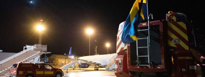 Follow me och brandbil med svenska flaggan. Foto: Stockholm Skavsta Airport