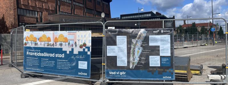 Foto: Skövde kommunNu sitter vepor uppe på plats vid stationsområdet för att informera förbipasserande om projektets förlopp och omfattning.