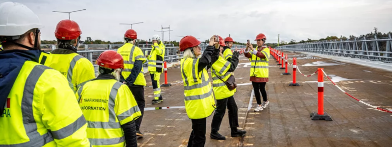 Nackabor de första att passera nya Skurubron. Foto: Trafikverket
