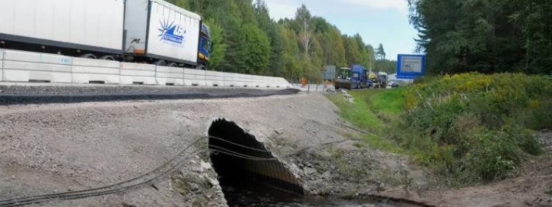 Det kraftiga skyfallet orsakade omfattande skador på E45 och närliggande länsväg 2014. I ett första skede stängdes trafiken av på de båda vägarna, men E45 kunde öppnas för dubbelriktad trafik i det södergående körfältet under tisdagseftermiddagen 30 juli. Foto: Trafikverket