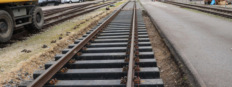Vossloh har invigt en ny produktionsanläggningen för serieproduktion av kompositslipers. Foto: Vossloh