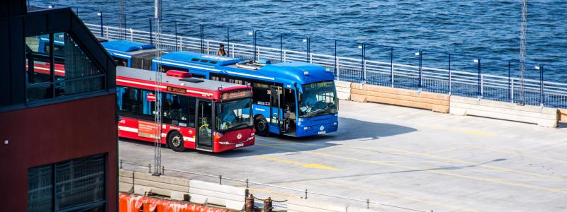 I öppna svar beskriver resenärer den tillfälliga terminalen som trång, otydlig och otrygg, med långa gångavstånd och bristande tillgänglighet. Foto: Most Photos/Stockholms Handelskammare