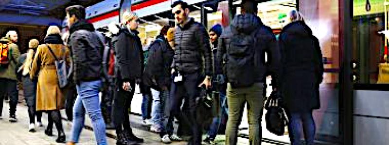 De nya tågen får bland annat utfällbara trappsteg för att förbättra tillgängligheten. De utrustas även med dubbla strömavtagare för att minska problemen med is på ledningarna – ett återkommande bekymmer under vintrarna i Århus. Möjlighet till små batteripaket finns också med i upphandlingen, så att tågen kan fortsätta köra även vid strömavbrott. Foto: Aarhus Letbane