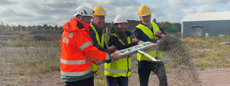 Göran Svensson, platschef Peab, Rolf Persson, beställarombud för projektet, Lill Thunberg, tf. chef Miljöenheten Länsstyrelsen Kalmar län och Andreas Erlandsson, kommunstyrelsens ordförande tar gemensamt ett första spadtag. Foto: Oskarshamns kommun