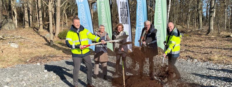 Vid spadtaget medverkade (från vänster): Lars Edström, Lisbeth Schultze, Helèn Eliasson, Jan Hallberg och Per-Anders Gustafsson. Foto: Göteborg Energi