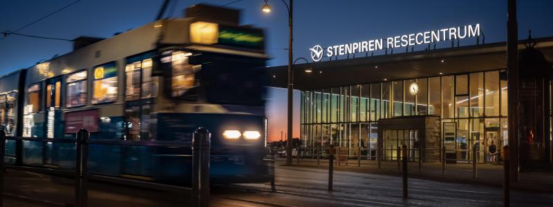 Målet är att åtta spårvagnar i veckan ska få nya skyltar installerade. Foto: Göteborgs Spårvägar