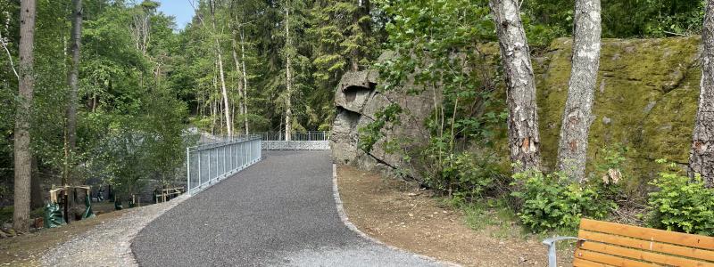 Den asfalterade vägen har blivit ett populärt promenadstråk för områdets äldre. Foto: Hilde Hagen Björgaas.