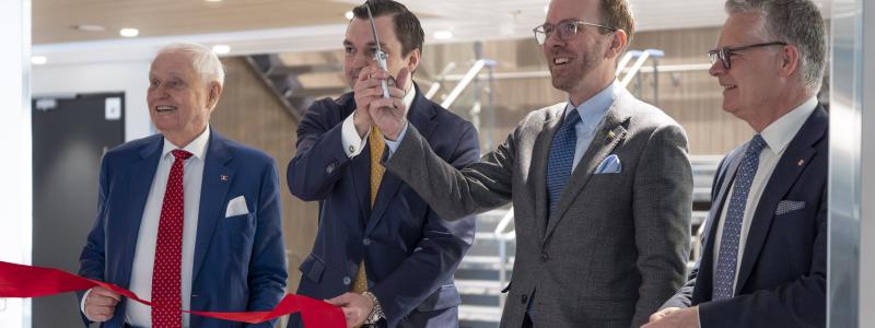 I mitten syns Sveriges infrastrukturminister Andreas Carlsson vid ceremonin som markerade att förvärvet slutförts efter nödvändiga godkännanden. Foto: Wasaline