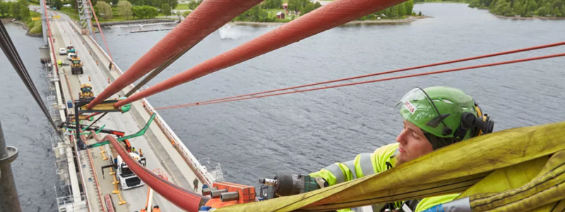 Det går raskt framåt med kabelbytena på Strömsundsbron. Foto: Trafikverket
