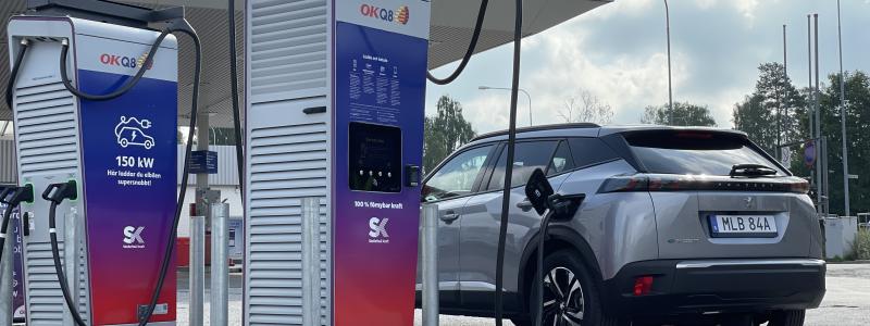Inom kort öppnar OKQ8 och Skellefteå Kraft tre supersnabbladdare, med totalt sex laddpunkter, i Glumslöv. En station med ett strategiskt viktigt läge längs E6 mellan Helsingborg och Malmö. Foto: OKQ8