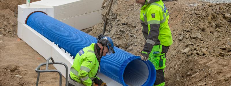 Uppdraget omfattar arbete med vatten- och avloppsledningar och genomförs som totalentreprenad. Foto: Sveab
