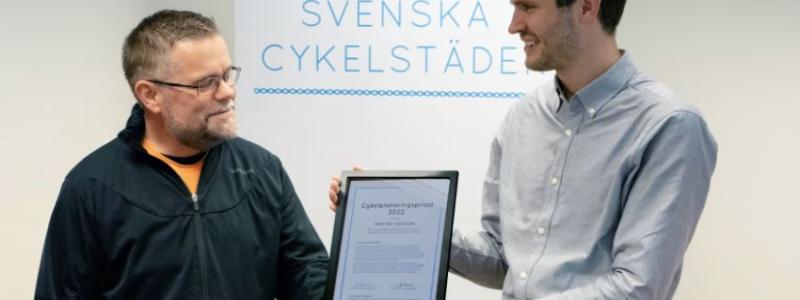 Cykelplaneringspriset överlämnas av verksamhetsledare Samuel Williams. Foto: Svenska Cykelstäder