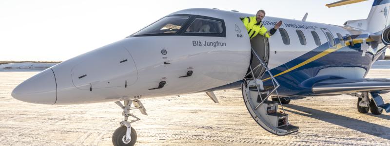Ambulansflygplan med styrman i motljus. Foto: Kommunalförbundet Svenskt Ambulansflyg