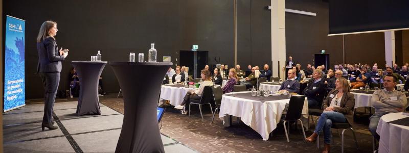Lisa Sennström, hållbarhetschef SBMI, talar under branschdagen 2023. Foto: SBMI