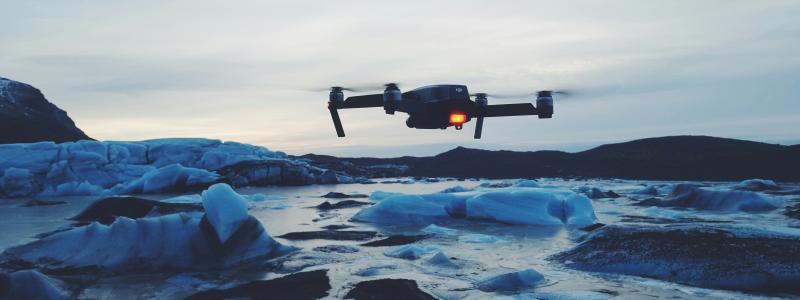 Det finns stor potential för användning av drönare i kommuner och regioner men dagens regler för drönare är för krångliga, anser Sveriges Kommuner och Regioner. Foto: Dion Tavenier/Unsplash