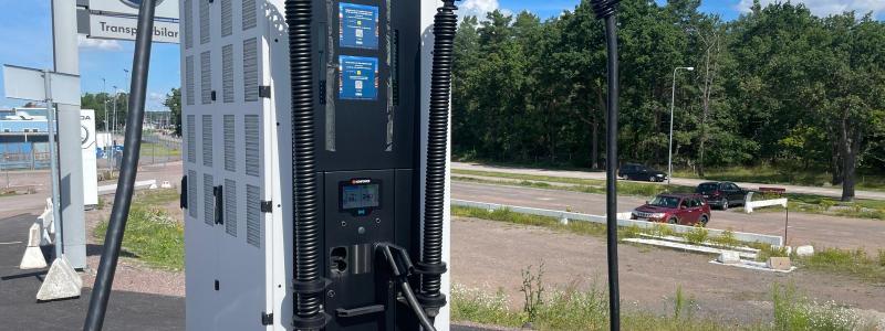 På de utvalda rastplatserna ska det även finnas möjlighet att ladda lätta fordon, som personbilar och lättare lastbilar, för att underlätta elektrifieringen även av dessa fordon.   Foto: Stina Wickenberg
