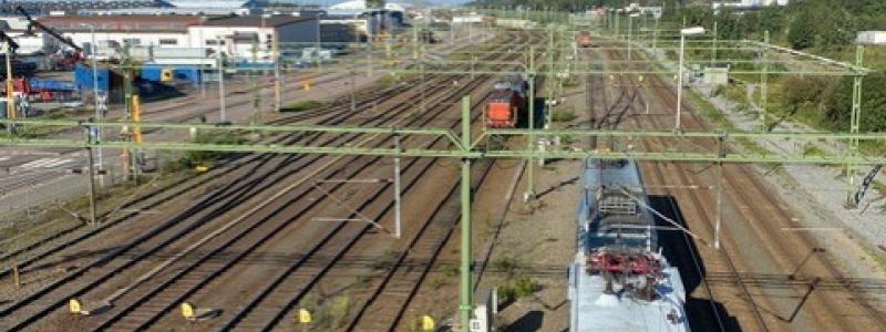 Sträckan Göteborg–Alingsås är idag den mest överbelastade järnvägssträckan i Sverige – och problemen påverkar allt från pendling till exportflöden och svensk beredskap.