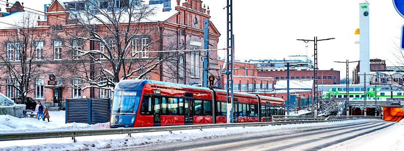 Tammerfors spårvagn kör här längs Itsenäisyydenkatu (Självständighetgatan). Foto: Wille Nyyssönen/Tampereen Raitiotie Oy