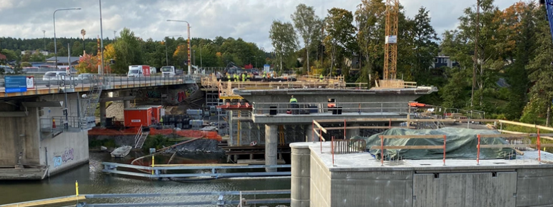 Inom kort kommer hela bron att skjutas på plats. Foto: Trafikverket