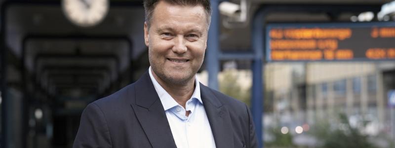 – Längre resor innebär större risk för förseningar, bland annat när tågen närmar sig storstäderna och kan hamna bakom långsammare trafik. I maj 2001 kördes 54 000 persontåg – jämfört med över 93 000 i dag. Den täta trafiken gör att ett stopp snabbt påverkar många resenärer, säger Thomas Andersson, avdelningschef Trafikverket. Foto Pia Tallgren