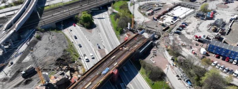 I höjd med Olskroken pågår bygget av en ny järnvägsbro över E6 som ska ansluta Västlänken till spåren i Olskroken. Foto: Trafikverket.