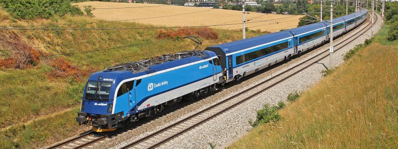 Tjeckiskt Railjet-tåg från operatören CD, dragen av 1216.234, som EC 73 till österrikiska stationen Wiener Neustadt nära Guntramsdorf. Foto: Wikipedia Common, kredit: NÖLB Mh