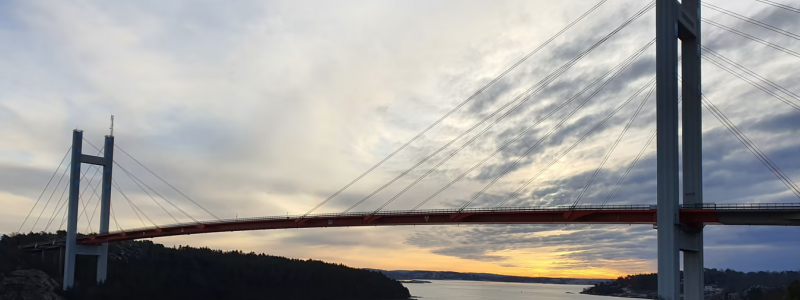 Arbetet med att byta ut 16 snedkablar på Tjörnbron är färdigställt. Foto: Svevia