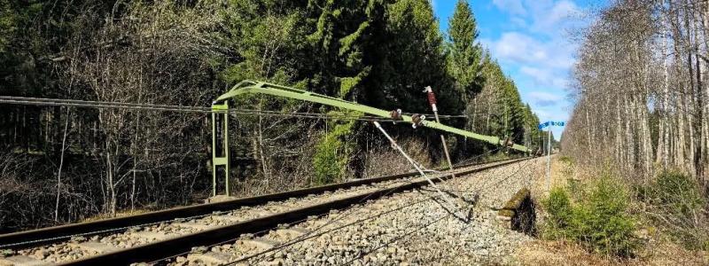 Skadad kontaktledningsstolpe mellan Herrljunga-Borås. Foto: Trafikverk