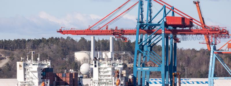 Samskips containerfartyg Helgafell på väg att lägga till vid APM Terminals kortsjöterminal i Göteborgs Hamn. Bild: Göteborgs Hamn AB. Foto: Göteborgs hamn