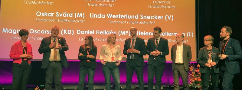 Åtta ledamöter från riksdagens trafikutskott medverkade på Järnvägsforum Norr i Luleå: Från vänster Ulrika Heie (C), ordförande, Thomas Morell (SD), vice ordförande, Gunilla Svantorp (S), Linda Westerlund Snecker (V), Magnus Oscarsson (KD), Oskar Svärd (M), Daniel Helldén (MP) och Helena Gellerman (L). Längst till höger Järnvägsforum Norrs moderator Joakim Berg, marknads- och kommunikationschef på Norrtåg. FOTO: Anders Carlsson