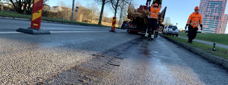 Framöver ligger fokus på den nedsänkta varianten elväg på Getingevägen i Lund, därför monteras nu den elväg som låg ovanpå vägen bort. Elvägsprojektet fortsätter till och med våren 2024. Foto: Innovation Skåne