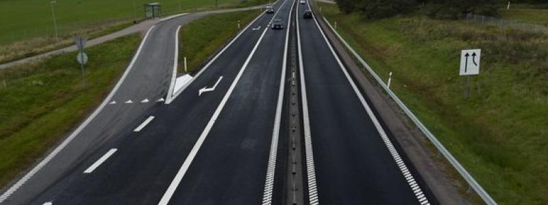 Målet är att återta den underhållsskuld som byggts upp under lång tid och successivt återställa vägarnas standard. Foto: Trafikverket