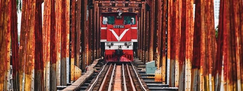 Kollisionsrisker på järnväg orsakas ofta av hinder på spåret, djur, människor eller felaktiga växellägen. Samtidigt ökar intresset för automation och förarlös trafik i takt med att personalbrist och kostnadspress tilltar inom järnvägssektorn. Foto: Creative Commons Lic. Pixabay.