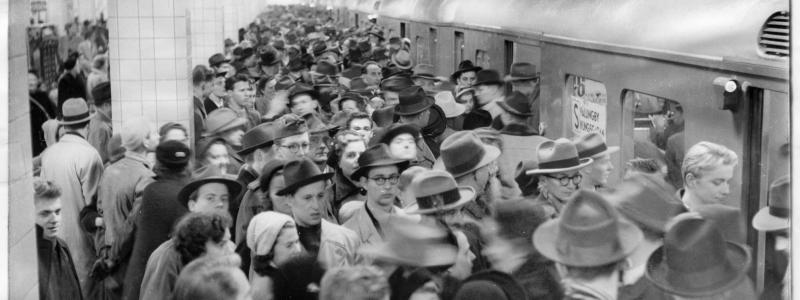 Tunnelbanan Slussen, på invigningsdagen den 1 oktober 1950. Här trängs stockholmarna på tunnelbanestationen Kungsgatan. Många ville provåka den nya västra tunnelbanelinjen på invigningsdagen 26 oktober 1952. Nya linjen, linje 11, gick från Kungsgatan (nuvarande Hötorget) till Vällingby. Linjen ersattes november 1957 av linjerna 18 och 19. Men fick nytt liv april 1958 när linje 11 började trafikera Odenplan – Hammarbyhöjden. Fotograf: Okänd