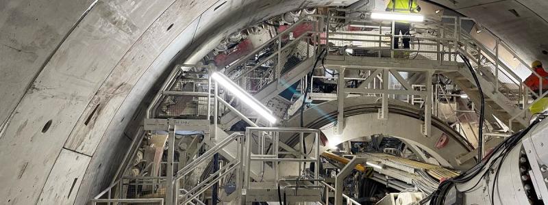 Tunneln för höghastighetsjärnväg kommer att byggas med en TBM-sköld. Samma enhet är redan i drift i Łódź på tunnelbanelinjen för regionaltåg. Det pågår redan byggnation av viktiga delar för projektet: det polska företaget Budimex arbetar med att färdigställa startschaktet för borrmaskinen i Retkinia. Foto: PKP Polish Railway Lines)