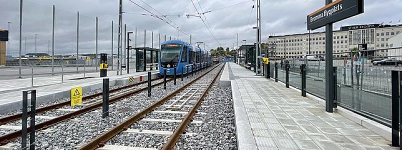 Ett företag med sju anställda är det enda företaget i världen som kan tekniken på Tvärbanan som här stannar vid Bromma flygplats. Foto: Wikimedia Commons