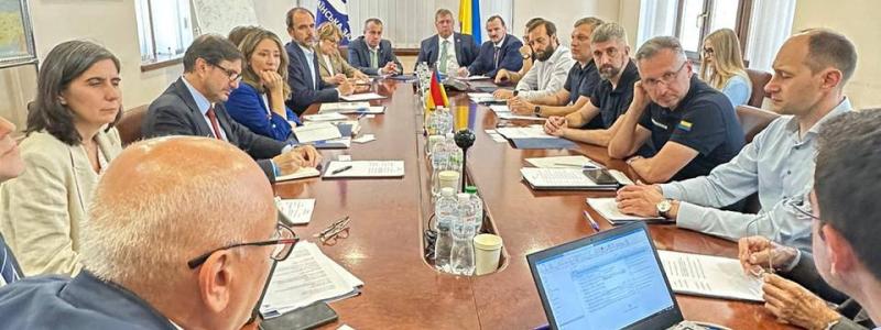 Ukrainska järnvägar träffar spanska regeringsföreträdare, Adif och Renfe. Spanien har lång erfarenhet av liknande lösningar, eftersom landet – precis som Ukraina – har flera olika spårviddar i sitt järnvägsnät. Foto: Ukrainska järnvägsbolaget