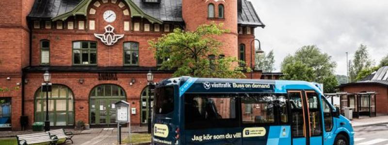 Bussen kommer när resenärerna vill. Tjänsten är ett test som pågår till april 2024, som ett komplement till den vanliga kollektivtrafiken med fasta linjer och fast körväg. Bild: Eddie Löthman.