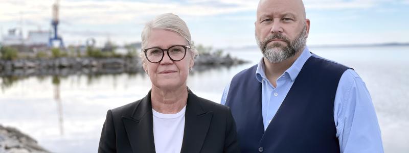 Ulrika Nilsson, vd Piteå Hamn AB tillsammans med Patric Lundström, kommunalråd Piteå kommun. Foto: Piteå hamn