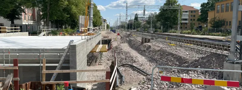 Plankorsningarna med järnvägen byggs om till planskilda korsningar där gatorna läggs i tunnel under järnvägen. Foto: Trafikverket