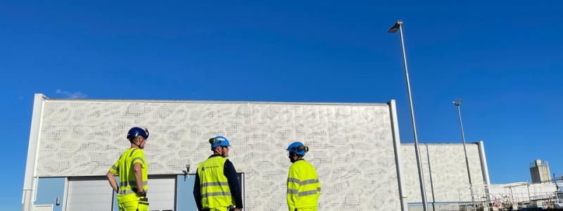 Uppsala Vattens medarbetare utanför den nybyggda grovreningen vid Kungsängsverket Foto: Uppsala Vatten