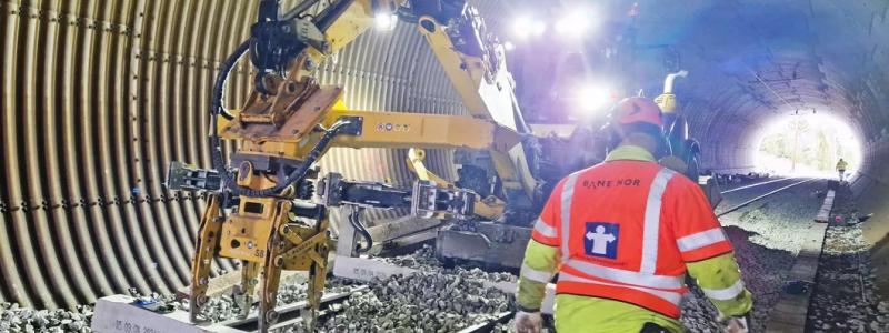 Trots ökade ansträngningar för att upprätthålla och förbättra infrastrukturen, står Bane NOR inför växande utmaningar. Dels på grund av åldrande anläggningar och dels på grund av klimatförändringarnas påverkan som kräver omfattande och kostsamma investeringar för att järnvägssystemet ska kunna stå emot extremväder och ökade nederbördsmängder. Detta är särskilt akut eftersom flera incidenter under det senaste året har visat på sårbarheten i det nuvarande systemet. Foto. Bane NOR