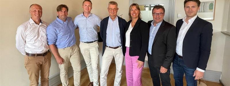 Från vänster till höger Aquasvea: Ola Carlsten, Projektansvarig Väst/Syd, Daniel Ellis, Projektansvarig Öst/Nord, Anders Kristiansson VD, Per-Olof Kull, Partnering och processansvarig Uniwater: Andrea Edström, CFO, Fredrik Jonsson, VD, Johan Wallén, förvärvsansvarig. Foto Uniwater