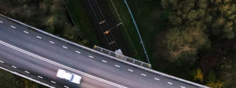 Väg 15 i höjd med Eldsberga samhälle, är en sträckorna som prioriterats för skyddsåtgärder i och med genomsläppliga jordlager. Foto: Trafikverket