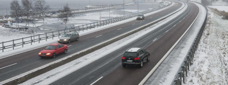 Påkörningar av vägräcken står varje år för betydande kostnader i drift och underhåll av svenska vägar. Foto: Kerstin Ericsson