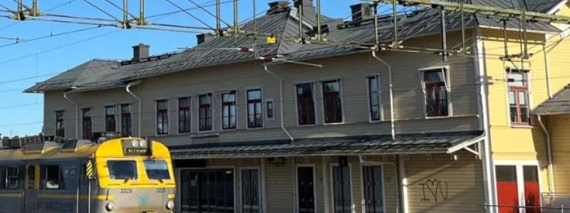 Perrongerna behöver vara längre och bredare samt utökas med ytterligare en perrong på ön Sanden. Foto: Trafikverket