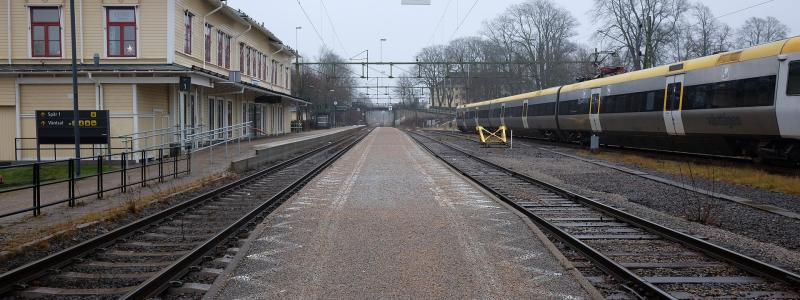 Perrong och spår, Vänersborgs järnvägsstation 2017. Foto: Johan Jönsson (Julle)/Wikimedia Commons/https://commons.wikimedia.org/wiki/File:Sp%C3%A5r_och_perronger,_stationen_i_V%C3%A4nersborg.jpg